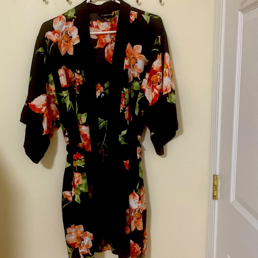 INC Black Silky Sheer Floral Wrap Sleepwear Robe
Size M. Great Quality!